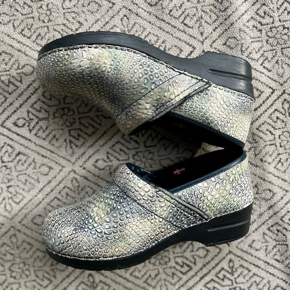 Sanita Textured Embossed Lizard Clogs size 40, Light Blue & Cream - Picture 4 of 12